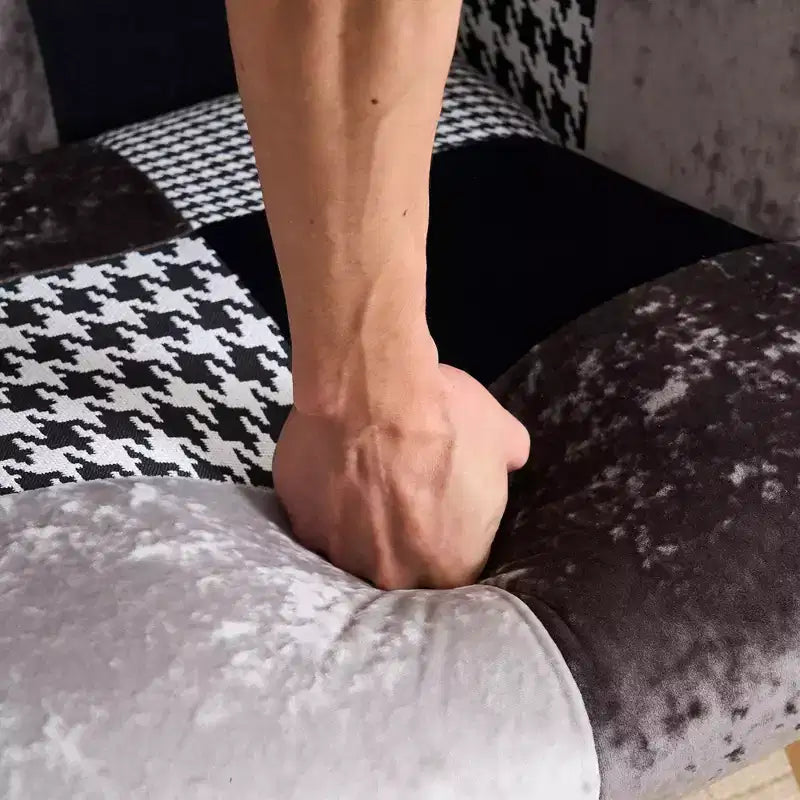 Poltrona a pozzetto imbottita a patchwork con braccioli – Capacità 150 kg, gambe in legno di caucciù