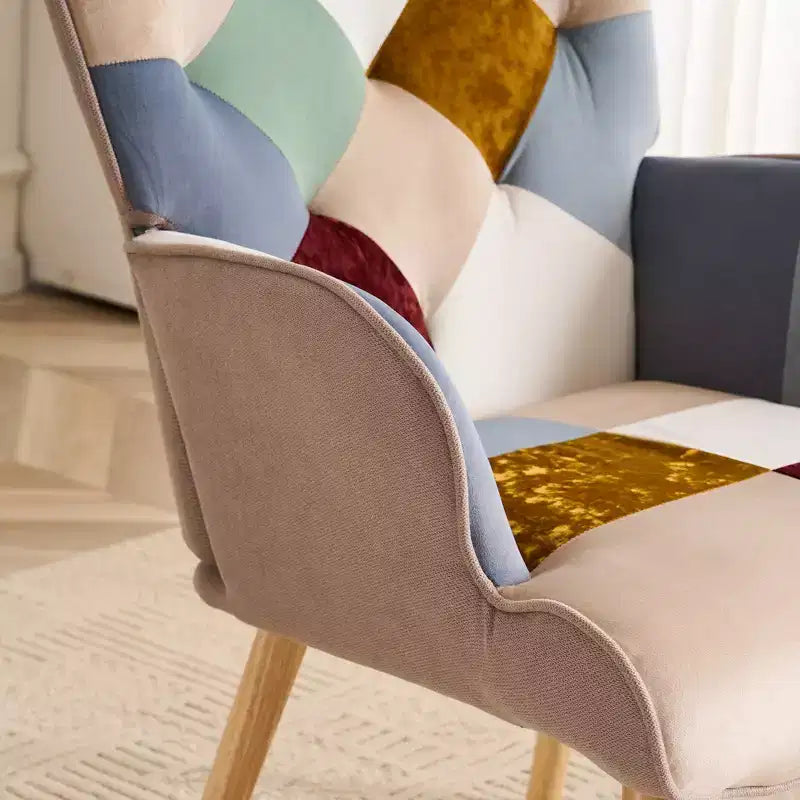 Poltrona a pozzetto imbottita a patchwork con braccioli – Capacità 150 kg, gambe in legno di caucciù