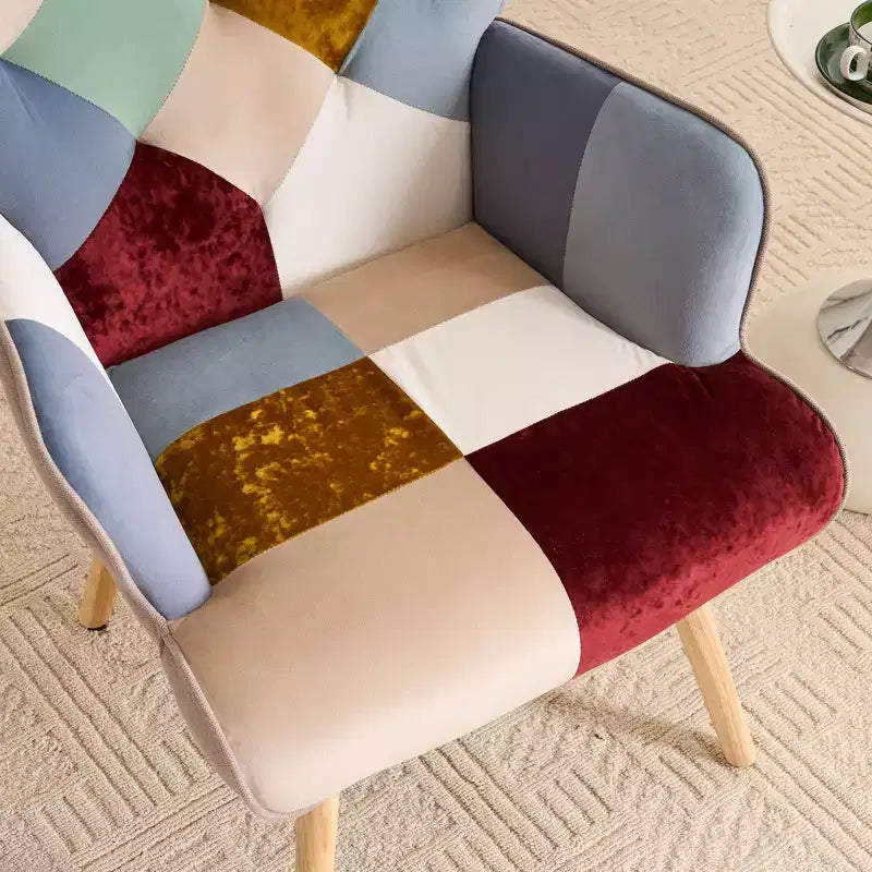 Poltrona a pozzetto imbottita a patchwork con braccioli – Capacità 150 kg, gambe in legno di caucciù
