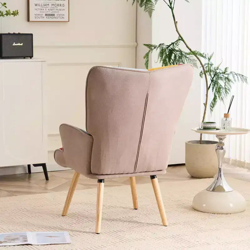 Poltrona a pozzetto imbottita a patchwork con braccioli – Capacità 150 kg, gambe in legno di caucciù