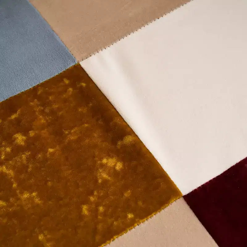 Poltrona a pozzetto imbottita a patchwork con braccioli – Capacità 150 kg, gambe in legno di caucciù
