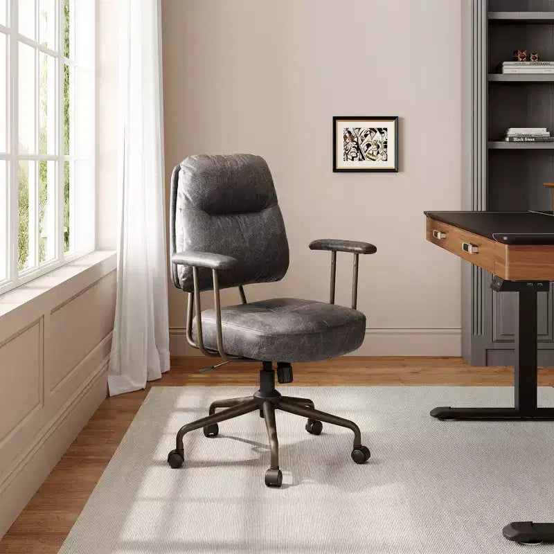 Sedia da ufficio ergonomica in finta pelle scamosciata di ispirazione vintage con braccioli regolabili e girevole