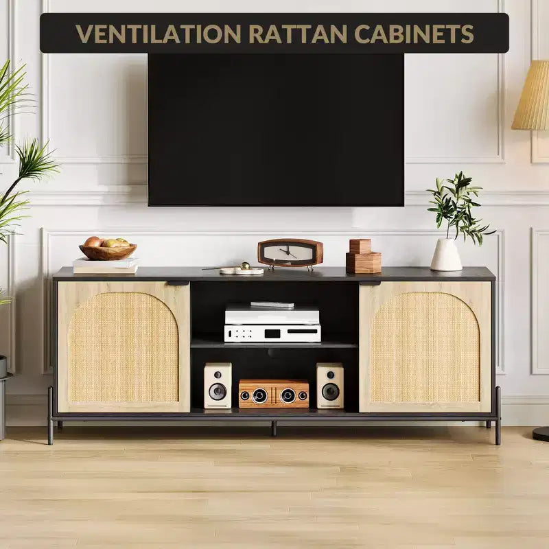 Mobile TV in Rattan da 170 cm con 3 Cassetti, Ante a Battente e Piedini in Metallo – Credenza per Media in Stile Rustico