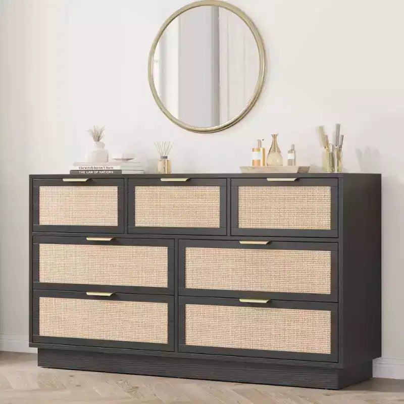 Comò in rattan a 7 cassetti, larghezza 55", con maniglie in metallo e base in legno – Camera da letto e soggiorno
