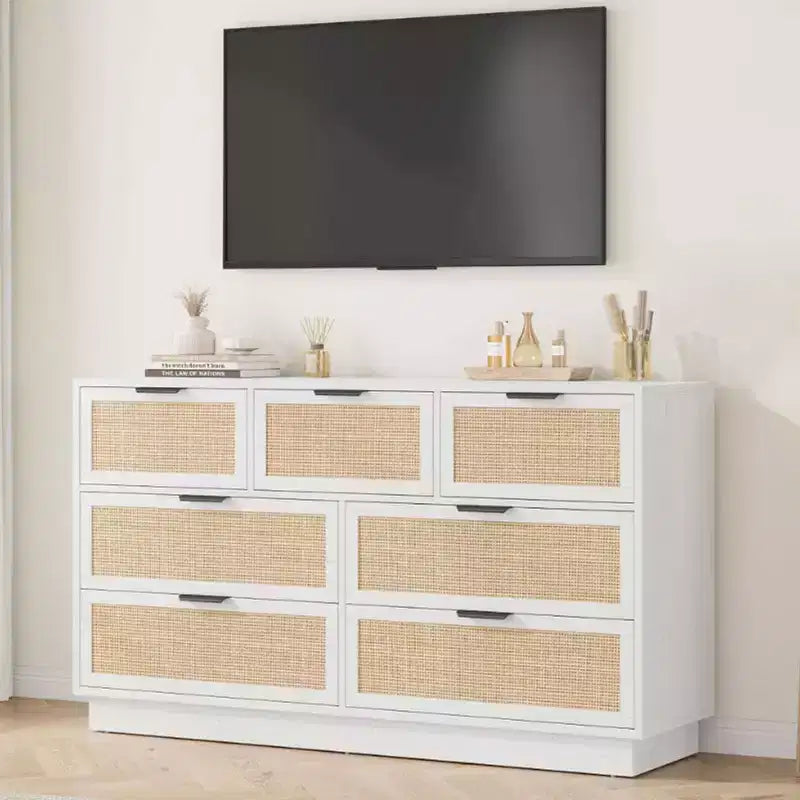 Comò in rattan a 7 cassetti, larghezza 55", con maniglie in metallo e base in legno – Camera da letto e soggiorno