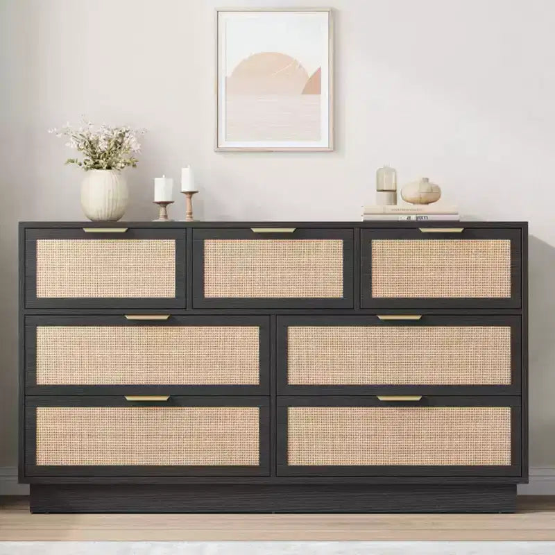 Comò in rattan a 7 cassetti, larghezza 55", con maniglie in metallo e base in legno – Camera da letto e soggiorno