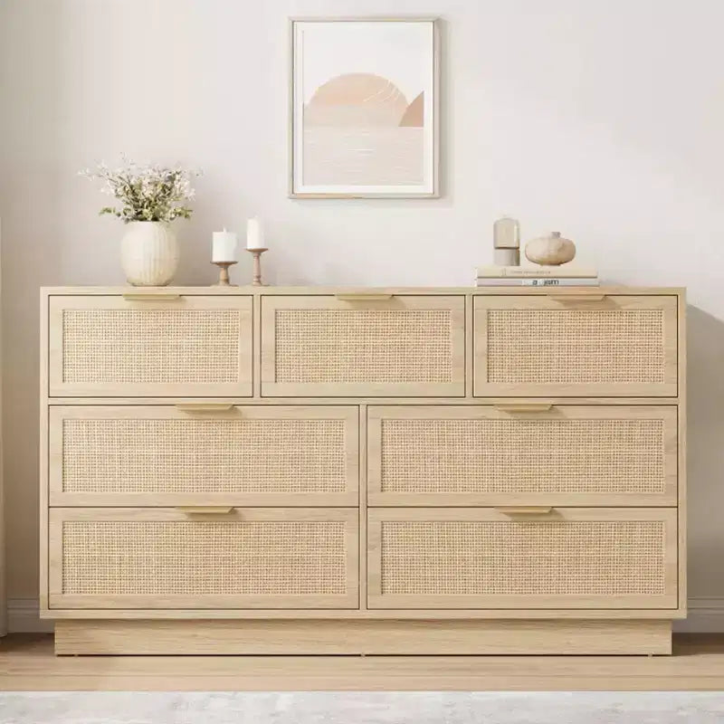 Comò in rattan a 7 cassetti, larghezza 55", con maniglie in metallo e base in legno – Camera da letto e soggiorno