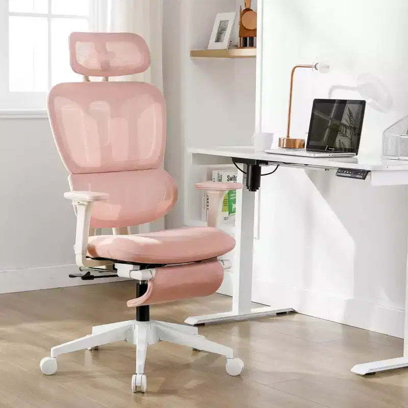 Sedia da ufficio ergonomica in mesh rosa con poggiapiedi, braccioli regolabili, supporto lombare e poggiatesta