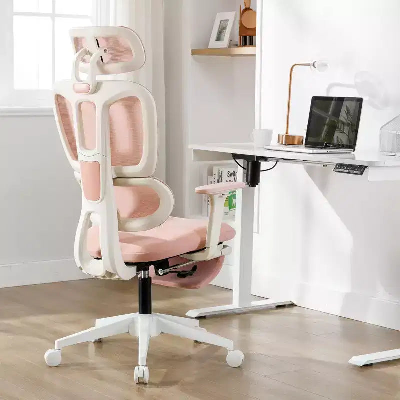 Sedia da ufficio ergonomica in mesh rosa con poggiapiedi, braccioli regolabili, supporto lombare e poggiatesta