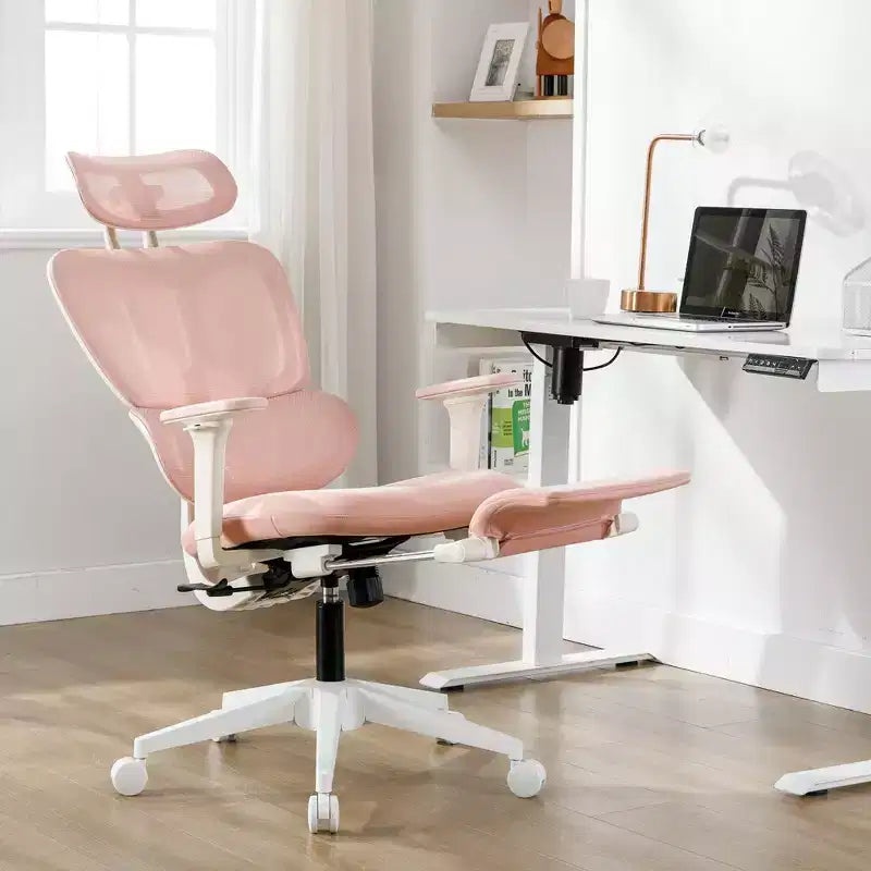 Sedia da ufficio ergonomica in mesh rosa con poggiapiedi, braccioli regolabili, supporto lombare e poggiatesta