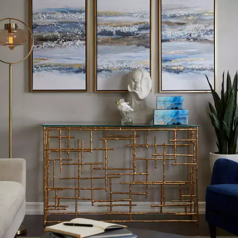 Consolle contemporanea in alluminio color oro con ripiano in vetro – Design a labirinto geometrico