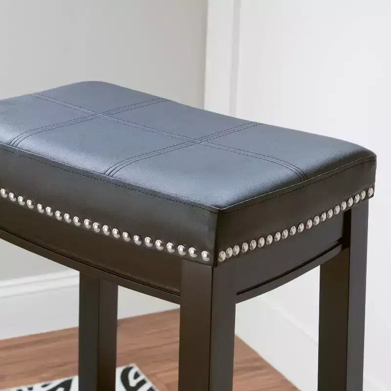 Set di 2 sgabelli da bar senza schienale in similpelle con poggiapiedi – Altezza fissa 81 cm, capacità 125 kg